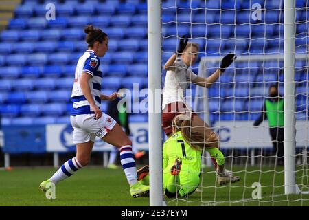 Reading, Royaume-Uni. 17 janvier 2021. Vivianne Miedema d'Arsenal Women (M) marque le premier but de ses équipes. Barclays Women's super League match, Reading Women v Arsenal Women au Madejski Stadium à Reading le dimanche 17 janvier 2021. Cette image ne peut être utilisée qu'à des fins éditoriales. Utilisation éditoriale uniquement, licence requise pour une utilisation commerciale. Aucune utilisation dans les Paris, les jeux ou les publications d'un seul club/ligue/joueur.pic par Steffan Bowen/Andrew Orchard sports Photography/Alay Live News crédit: Andrew Orchard sports Photography/Alay Live News Banque D'Images