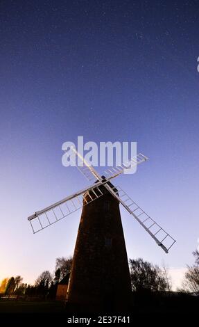 Le ciel nocturne au-dessus de Hough Windmill à Swannington, Leicestershire Banque D'Images