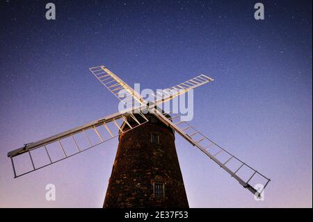 Le ciel nocturne au-dessus de Hough Windmill à Swannington, Leicestershire Banque D'Images