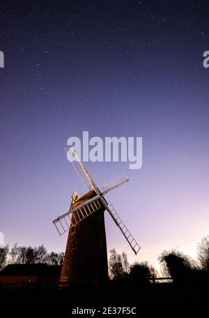 Le ciel nocturne au-dessus de Hough Windmill à Swannington, Leicestershire Banque D'Images