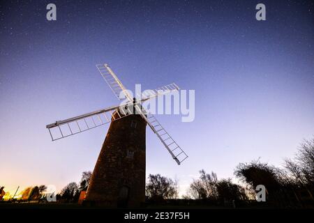 Le ciel nocturne au-dessus de Hough Windmill à Swannington, Leicestershire Banque D'Images