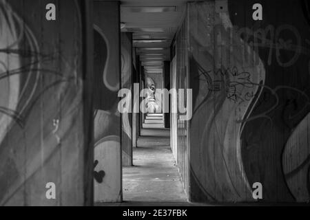 tunnel noir et blanc avec graffiti Banque D'Images