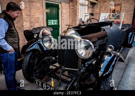 Scènes d'atelier de voiture classique pendant une journée portes ouvertes à Bicester Patrimoine Banque D'Images