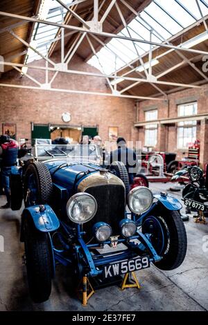 Scènes d'atelier de voiture classique pendant une journée portes ouvertes à Bicester Patrimoine Banque D'Images