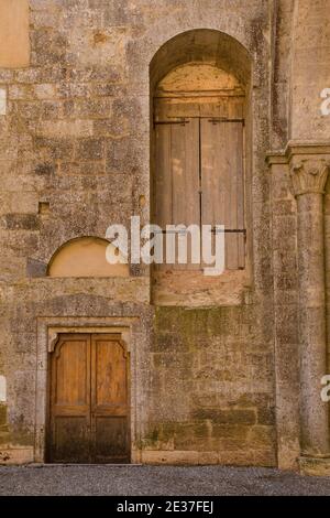 Chiusdino, Italie - 7 septembre 2020. Portes dans un mur dans les vestiges de l'abbaye gothique sans toit de San Galgano dans la province de Sienne, en Toscane Banque D'Images