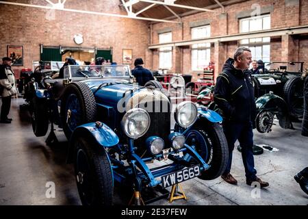 Scènes d'atelier de voiture classique pendant une journée portes ouvertes à Bicester Patrimoine Banque D'Images