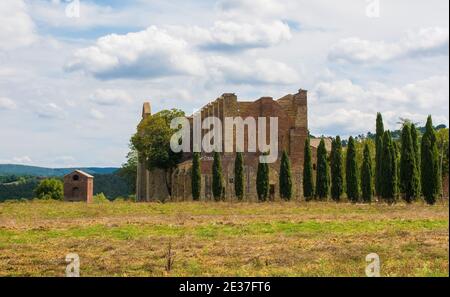 Chiusdino, Italie - 7 septembre 2020. Le paysage entourant l'abbaye sans toit de San Galgano province de Sienne, Toscane, une abbaye gothique du XIIIe siècle Banque D'Images