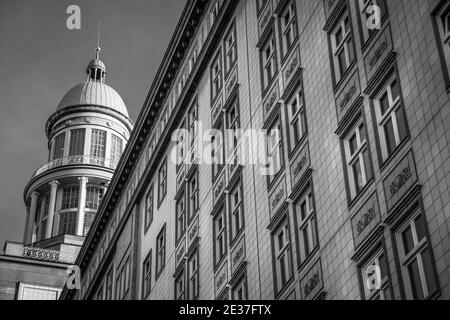 bâtiment soviétique à berlin près de frankfurter tor en blanc noir Banque D'Images
