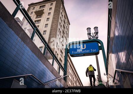 personne sortant de la station de métro de berlin Banque D'Images