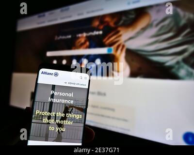 Téléphone mobile avec site Internet de la société allemande de services financiers et d'assurance Allianz se. Concentrez-vous sur le centre de l'écran du téléphone mobile. Banque D'Images