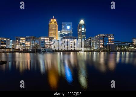 Amsterdam, PAYS-BAS - 09 janvier 2021 : ligne d'horizon nocturne avec les tours de Rembrandt, Breitner et Mondriaan sur la rivière Amstel à Amsterdam. Banque D'Images
