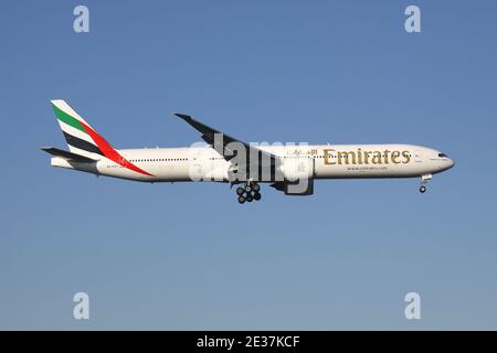 Emirates Boeing 777-300 avec enregistrement A6-EGY sur la courte finale pour la piste 05R de l'aéroport de Düsseldorf. Banque D'Images