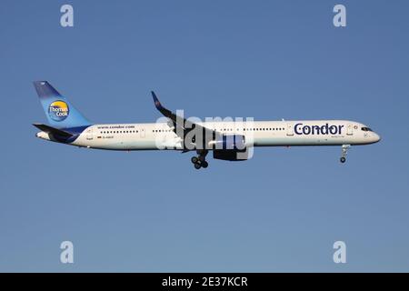 Boeing 757-300 de Condor allemand avec enregistrement D-ABOF en finale courte pour la piste 23L de l'aéroport de Düsseldorf. Banque D'Images