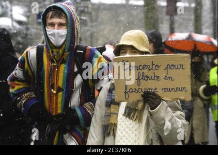 Plusieurs milliers de personnes se sont rassemblées dans les rues de Paris pour manifester contre la loi mondiale sur la sécurité, pour revendiquer leurs libertés et dénoncer la violence policière, à Paris, en France, le 16 janvier 2021. Photo Kelly Linsale/BePress/ABACAPRESS.COM Banque D'Images