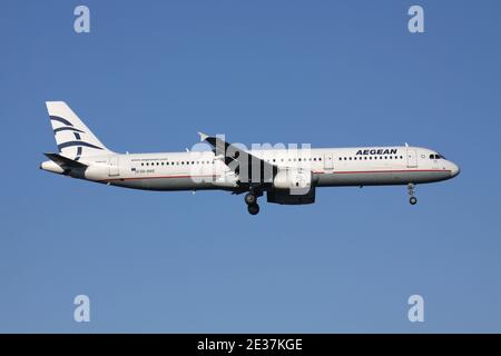 Greek Aegean Airlines Airbus A321-200 avec enregistrement SX-DVO sur la courte finale de la piste 05R de l'aéroport de Düsseldorf. Banque D'Images