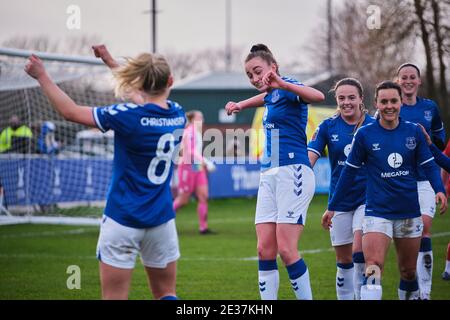 Liverpool, Royaume-Uni. 17 janvier 2021. Le gardien de but Megan Finnigan (#20 Everton) célèbre avec Izzy Christiansen (#8 Everton) qui a aidé le quatrième but d'Everton lors du match de Super League féminin FA entre Everton et Bristol City à Walton Hall Park à Liverpool, en Angleterre. Crédit: SPP Sport presse photo. /Alamy Live News Banque D'Images