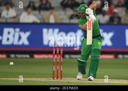 17 janvier 2021 ; Melbourne Cricket Ground, Melbourne, Victoria, Australie ; Big Bash League Cricket, Melbourne Stars versus Melbourne Renegades ; Marcus Stoinis of the Stars joue un tir à l'extérieur Banque D'Images