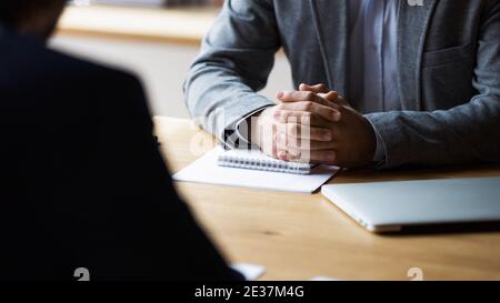 Gros plan sur les mains de l'entrepreneur masculin. Banque D'Images