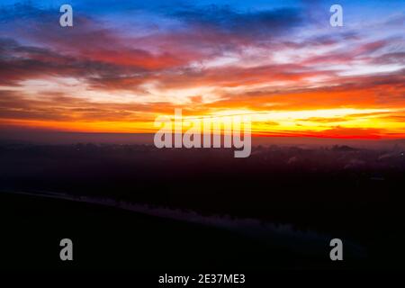 Panorama rustique au crépuscule . Une soirée fantastique dans le village. Vue aérienne sur la rivière et le village au crépuscule Banque D'Images