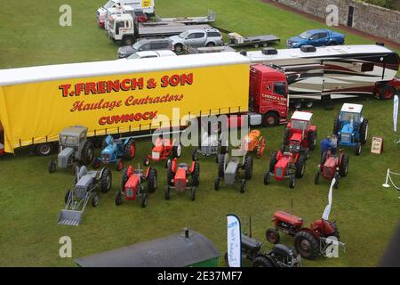 Spectacle aérien international écossais . Dimanche 4 sept 2017 .Low Green, Ayr, Ayrshire, Écosse, Royaume-Uni . Un après-midi humide au salon de l'air. Vue aérienne de l'exposition de tracteurs d'époque appartenant à l'entrepreneur de transport local T French & son Banque D'Images