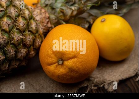 Ananas mûr, citron et orange. Gros plan, mise au point sélective Banque D'Images