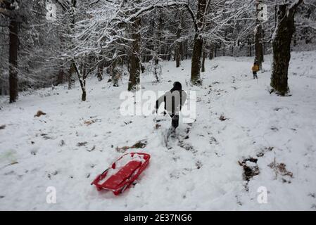 Corigliano Rossano, Italie. 17 janvier 2021. La neige couvrait une grande partie des collines et des montagnes calabraises, la vague de froid sibérien atteignit le centre-sud et en Calabre elle a enregistré sa présence avec des chutes de neige abondantes qui ont également blanchi des villes comme Cosenza. Difficulté de circulation routière et intervention des charrues enneigées crédit: Agence de photo indépendante/Alamy Live News Banque D'Images