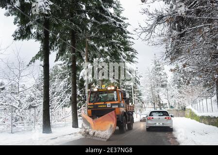 Corigliano Rossano, Italie. 17 janvier 2021. La neige couvrait une grande partie des collines et des montagnes calabraises, la vague de froid sibérien atteignit le centre-sud et en Calabre elle a enregistré sa présence avec des chutes de neige abondantes qui ont également blanchi des villes comme Cosenza. Difficulté de circulation routière et intervention des charrues enneigées crédit: Agence de photo indépendante/Alamy Live News Banque D'Images