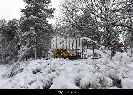 Corigliano Rossano, Italie. 17 janvier 2021. La neige couvrait une grande partie des collines et des montagnes calabraises, la vague de froid sibérien atteignit le centre-sud et en Calabre elle a enregistré sa présence avec des chutes de neige abondantes qui ont également blanchi des villes comme Cosenza. Difficulté de circulation routière et intervention des charrues enneigées crédit: Agence de photo indépendante/Alamy Live News Banque D'Images