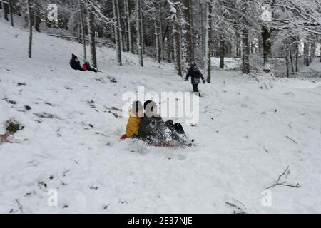 Corigliano Rossano, Italie. 17 janvier 2021. La neige couvrait une grande partie des collines et des montagnes calabraises, la vague de froid sibérien atteignit le centre-sud et en Calabre elle a enregistré sa présence avec des chutes de neige abondantes qui ont également blanchi des villes comme Cosenza. Difficulté de circulation routière et intervention des charrues enneigées crédit: Agence de photo indépendante/Alamy Live News Banque D'Images