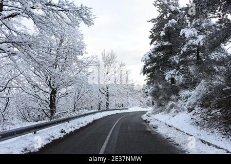 Corigliano Rossano, Italie. 17 janvier 2021. La neige couvrait une grande partie des collines et des montagnes calabraises, la vague de froid sibérien atteignit le centre-sud et en Calabre elle a enregistré sa présence avec des chutes de neige abondantes qui ont également blanchi des villes comme Cosenza. Difficulté de circulation routière et intervention des charrues enneigées crédit: Agence de photo indépendante/Alamy Live News Banque D'Images