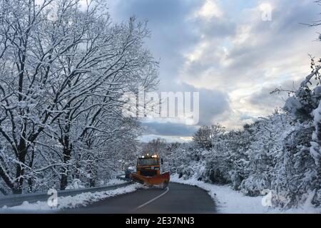 Corigliano Rossano, Italie. 17 janvier 2021. La neige couvrait une grande partie des collines et des montagnes calabraises, la vague de froid sibérien atteignit le centre-sud et en Calabre elle a enregistré sa présence avec des chutes de neige abondantes qui ont également blanchi des villes comme Cosenza. Difficulté de circulation routière et intervention des charrues enneigées crédit: Agence de photo indépendante/Alamy Live News Banque D'Images