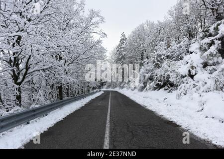 Corigliano Rossano, Italie. 17 janvier 2021. La neige couvrait une grande partie des collines et des montagnes calabraises, la vague de froid sibérien atteignit le centre-sud et en Calabre elle a enregistré sa présence avec des chutes de neige abondantes qui ont également blanchi des villes comme Cosenza. Difficulté de circulation routière et intervention des charrues enneigées crédit: Agence de photo indépendante/Alamy Live News Banque D'Images