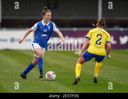 Emily Murphy de Birmingham City (à gauche) et le Bethan Roe de Brighton et Hove Albion se battent pour le ballon lors du match de la Super League féminine FA au SportNation.bet Stadium, Birmingham. Banque D'Images