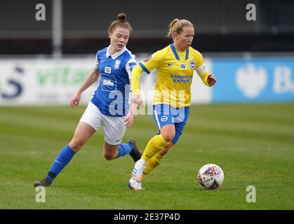 Emily Murphy de Birmingham City (à gauche) et Danielle Bowman de Brighton et Hove Albion se battent pour le ballon lors du match de Super League féminin FA au SportNation.bet Stadium, Birmingham. Banque D'Images