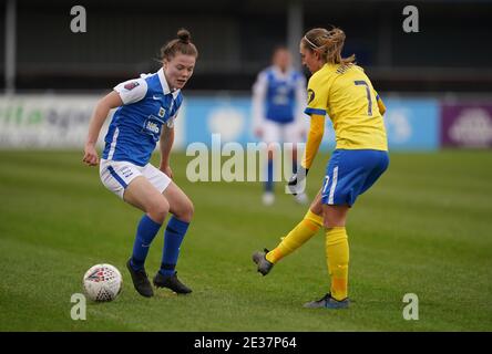 Emily Murphy de Birmingham City (à gauche) et Aileen Whelan de Brighton et Hove Albion se battent pour le ballon lors du match de la Super League féminine FA au SportNation.bet Stadium, Birmingham. Banque D'Images