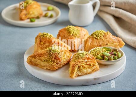 Sucreries arabe dessert baklava, warbat , kunafa, kadayif avec pistache et fromage . Gros plan Banque D'Images