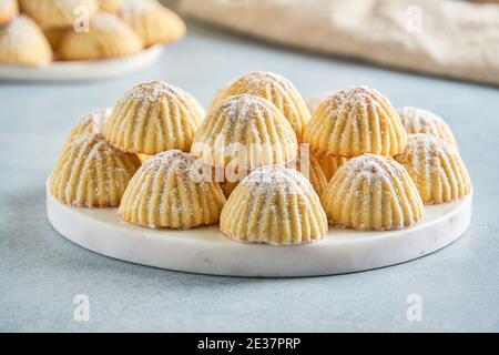 Bonbons arabes. Biscuits traditionnels eid semolina maamoul ou mamoul avec dates , noix et pistaches . Gros plan Banque D'Images