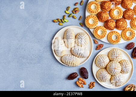 Bonbons arabes. Biscuits traditionnels eid semolina maamoul ou mamoul avec dates , noix et pistaches . Vue de dessus, espace de copie Banque D'Images