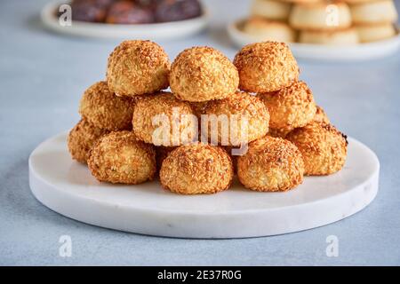 Bonbons traditionnels arabes. Cookies Maamoul avec dates. Gros plan Banque D'Images