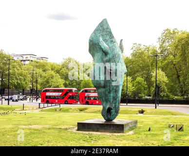 Londres, Angleterre : Marble Arch, tête de cheval et bus rouge Banque D'Images