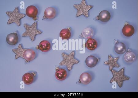 fond de noël avec boules de noël et étoiles scintillantes sur un arrière-plan bleu Banque D'Images