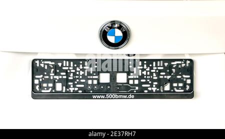 Nurnberg, Allemagne - badge BMW Motor Company sur le dos d'une nouvelle voiture blanche. Banque D'Images