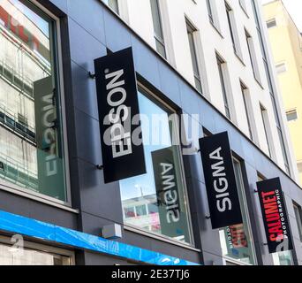 STUTTGART, ALLEMAGNE : Epson, logo Sigma sur la rue commerçante du centre-ville de Stuttgart Banque D'Images