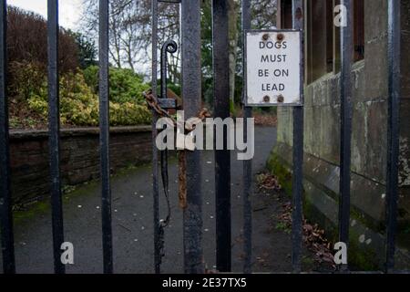 Portes fermées à clé à l'entrée du parc du château Banque D'Images