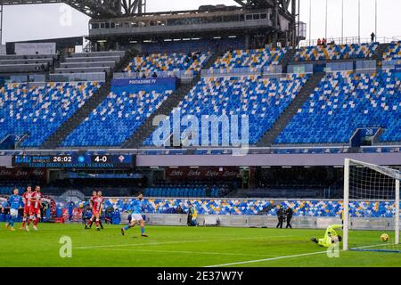 Lorenzo Insigne, le buteur italien de SSC Napoli, a obtenu un score contre Bartlomiej Dragowski, le gardien de but polonais de Fiorentina, lors du match de football de Serie A, SSC Napoli contre ACF Fiorentina. Naples a gagné 6-0 Banque D'Images