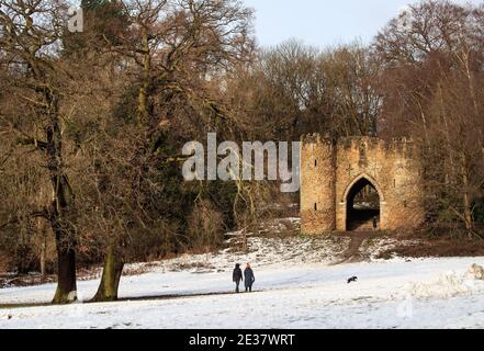 RETRANSMISSION MODIFIANT LA DATE DE LA PHOTO. Les gens marchent un chien dans Roundhay Park, Leeds, Yorkshire. Banque D'Images