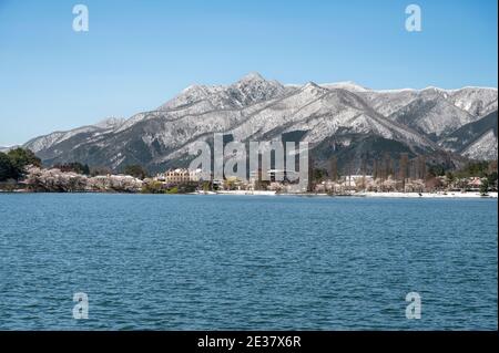 Les séquelles d'un blizzard printanier sur les rives du lac Kawaguchi. Banque D'Images