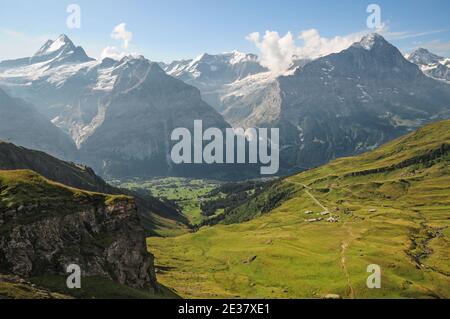 Vue sur les célèbres Schreckhorn et Eiger depuis la première gare de Grindelwald. Banque D'Images