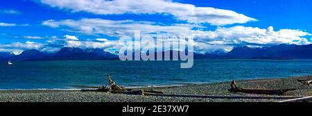 Homer Spit, Alaska, États-Unis - 7 septembre 2016 : Panorama de la baie de Kachemak, de l'anse Halibut et des sommets du parc national Kenai Fjords. Banque D'Images