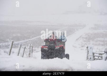 Middleton à Teesdale, comté de Durham, Royaume-Uni. Mardi 5 janvier 2021 : de la neige abondante a continué toute la matinée dans certaines parties du comté de Durham. Loin Banque D'Images